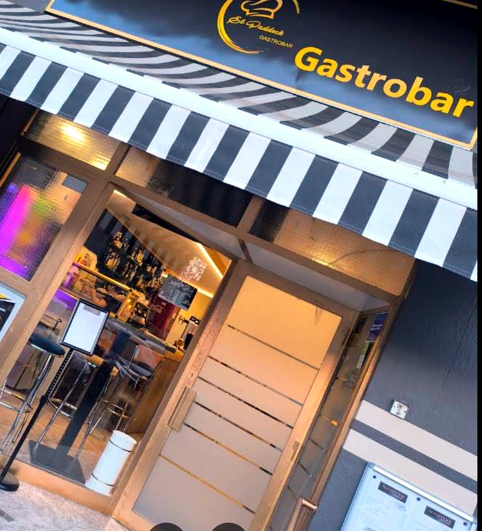 El Paddock Gastrobar iluminado de noche