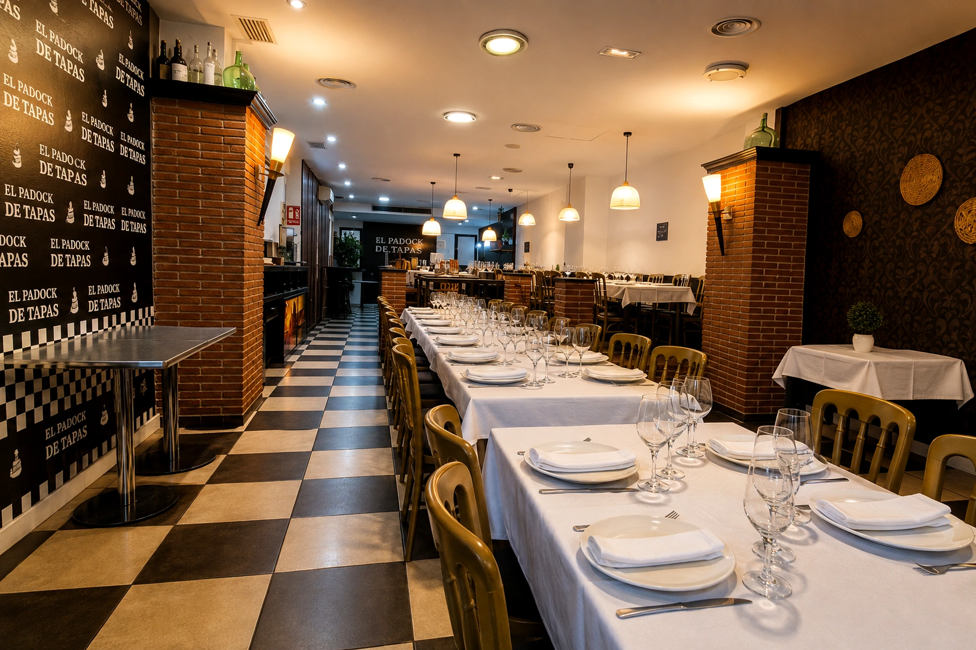 Comedor de El Paddock Gastrobar con las mesas montadas