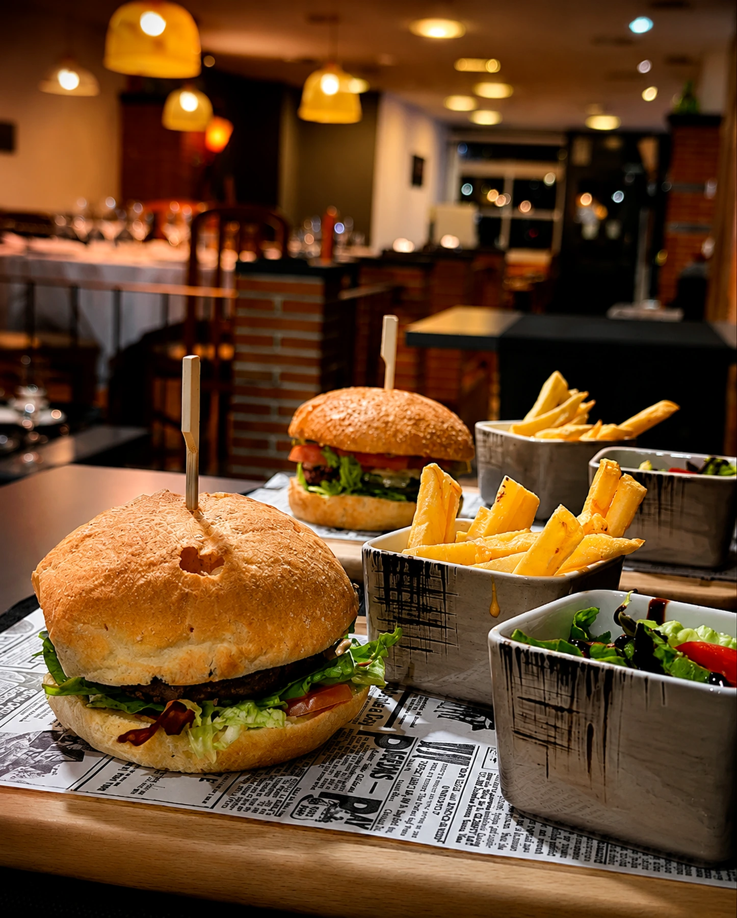 Hamburguesas servidas en la sala de El Paddock Gastrobar